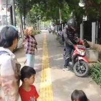 beredar-video-pengendara-motor-serang-pejalan-kaki-di-trotoar