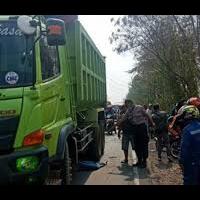 mobil-dump-truk-berhenti-ditabrak-1-pelajar-tewas