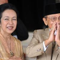 p-habibie-dan-ibu-ainun-satu-di-antara-banyak-kisah-cinta-sehidup-semati