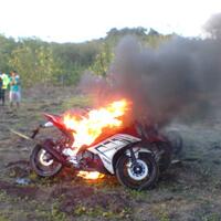 seorang-pria-tidak-terima-ditilang-polisi-dirinya-lebih-memilih-membakar-motornya