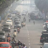 kabut-asap-makin-pekat-di-riau-penerbangan-terganggu
