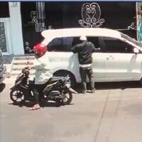 maling-makin-sakti-bikin-kaca-mobil-sekali-sentuh-langsung-lembek-gampang-dilipat