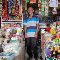 perjuangan-hendrik-sarjanakan-anak-dari-jualan-sembako