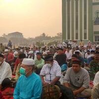 asap-makin-tebal-dan-pekat-warga-kalimantan-barat-lakukan-salat-meminta-hujan