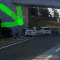 suka-lucu-lihat-kelakuan-warga-62-anggota-keluarga-piknik-di-jalur-rem-blong