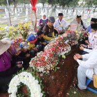 makam-bj-habibie-jadi-rebutan-warga-berswafoto