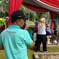 satpam-kini-siaga-imbau-peziarah-tak-selfie-di-makam-bj-habibie