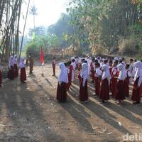sekolah-tak-punya-lapangan-siswa-upacara-bendera-di-kebun-bambu
