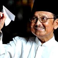 bj-habibie-dan-julukannya-mr-crack