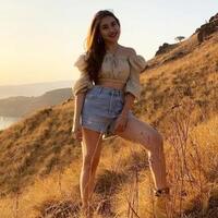 penampilan-ayu-ting-ting-selama-di-labuan-bajogunakan-off-shoulder-hingga-tenun