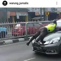 kisah-polisi-tersangkut-di-kap-mobil-berjalan