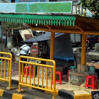 parah-halte-bus-di-tanah-abang-jadi-warung-makan
