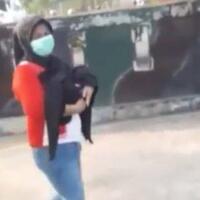 viral-kisah-polisi-membantu-seorang-ibu-yang-jalan-kaki-gendong-jenazah-bayinya