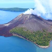 erupsi-gunung-anak-krakatau-semburkan-abu-vulkanik-hingga-300-meter