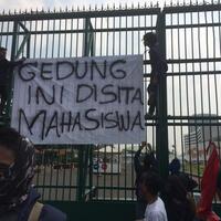 kecewa-uu-kpk-mahasiswa-sita-gedung-dpr-pakai-poster