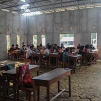 ratusan-siswa-mts-belajar-di-masjid-karena-ruang-kelas-roboh