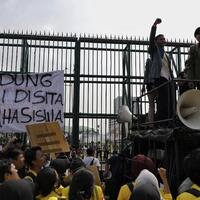 demo-di-dpr-mahasiswa-bentangkan-spanduk--gedung-ini-disita