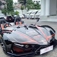 mobil-listrik-lowo-ireng-ikut-meramaikan-konvoi-penyambutan-formula-e-2020-keren-gan