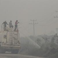 kabut-asap-hambat-aktivitas-sekolah-dan-perdagangan-warga-pekanbaru