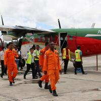 tim-sar-temukan-serpihan-diduga-bagian-pesawat-yang-hilang-di-papua