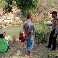 bhabinkamtibmas-polsek-majalengka-kota-kunjungi-warganya-mancing-di-sungai