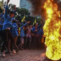 ribuan-mahasiswa-protes-ke-dpr-pmii-malah-demo-kpk