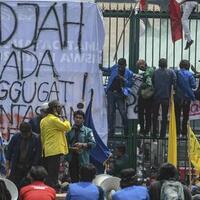 setelah-mahasiswa-dipukul-mundur-barisan-buruh-maju-ke-gedung-dpr