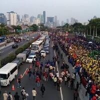 polisi-bubarkan-pedemo-di-depan-dpr-dengan-water-cannon