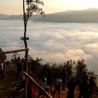 segala-hal-yang-harus-kamu-ketahui-soal-objek-wisata-negeri-di-atas-awan-gunung-luhur