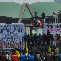 mahasiswa-indonesia-bergerak-datangi-para-wakil-rakyat