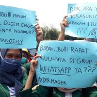 banyak-poster-lucu-di-aksi-demo-mahasiswa-ini-komentar-dokter-jiwa