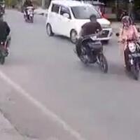 belok-gak-liat-liat-emak-emak-pemotor-ini-terjatuh-dari-motornya