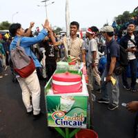 diblokir-mahasiswa-malah-tukang-cendol-yang-masuk-tol