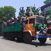 konvoi-naik-truk-mahasiswa-uin-alauddin-makassar-merapat-ke-dprd-sulsel