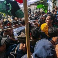 foto-bentrokan-saat-demo-mahasiswa-di-seluruh-indonesia