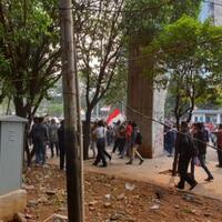 bubarkan-demo-di-dpr-polisi-dan-pelajar-bentrok-di-jalan-asia-afrika