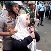 emak-emak-datang-ke-gedung-dpr-minta-anaknya-yang-demo-segera-pulang