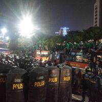 mahasiswa-dan-polisi-saling-lambaikan-tangan-saat-pulang