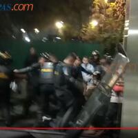 polisi-keroyok-demonstran-di-jcc-korban-lemas-tapi-terus-diinjak