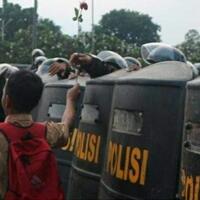 tingkah-kocak-anak-indonesia-dalam-aksi-demo-ada-yang-teriak-woy-buku-gue-basah