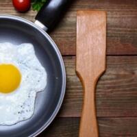 tips-buat-menghilangkan-bau-amis-telur-di-peralatan-masak