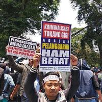 terancam-dikriminalisasi-ratusan-tukang-gigi-demo-tolak-ruu-kuhp