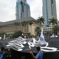 massa-aksi-mujahid-212-bentangkan-bendera-tauhid-raksasa-di-patung-kuda