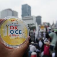 massa-demo-dibagikan-gratis-roti--air-mineral-berlogo-ok-oce--212