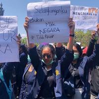 kocak-demo-rkuhp-mahasiswi-bawa-poster--selangkanganku-bukan-milik-negara