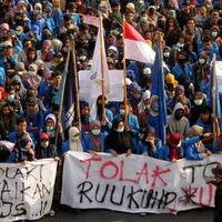 kontras-demo-mujahid-212-dengan-aksi-mahasiswa