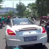 mahasiswa-surabaya-aksi-gunakan-mobil-miliaran