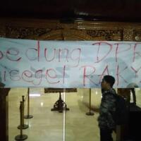 massa-semarangmelawan--segel--gedung-dprd-jateng