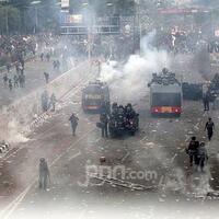 demo-di-sekitar-gedung-dpr-memanas-polisi-tembakkan-gas-air-mata