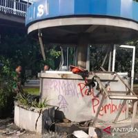 rusuh-demo-merembet-massa-bakar-pospol-di-depan-atma-jaya